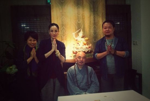 王菲宴请法师 虔诚祈福显纯净