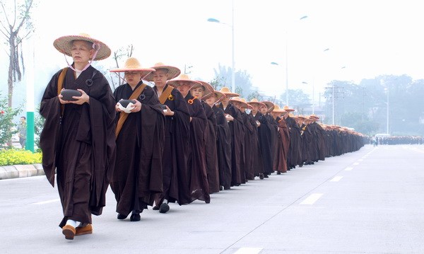 出家人托钵乞食的含义与由来