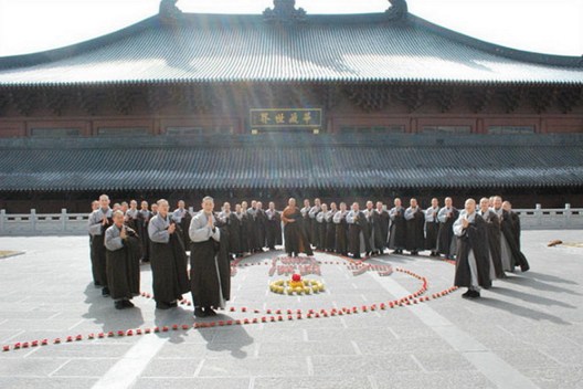 在家居士怎样正确称呼出家人