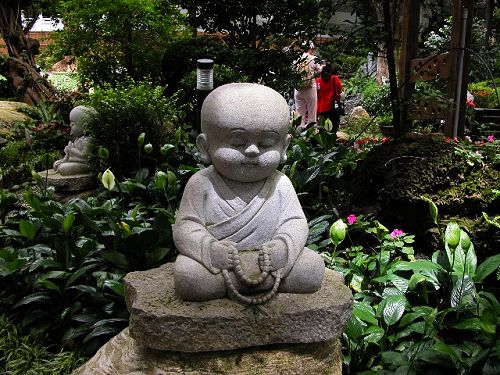 用钱修佛像还是用钱来帮助穷人