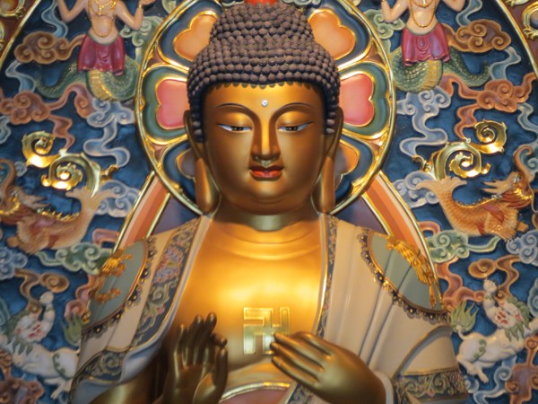 对露笑脸的人是不会动刀的