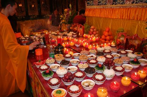 佛是日中一食，过午可以供佛吗